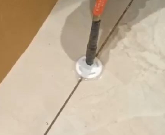甘德瓷砖空鼓维修公司专业解答瓷砖在铺贴过程中，如果没有涂抹均匀到位的粘结材料（如水泥砂浆或瓷砖胶），可能会导致以下问题