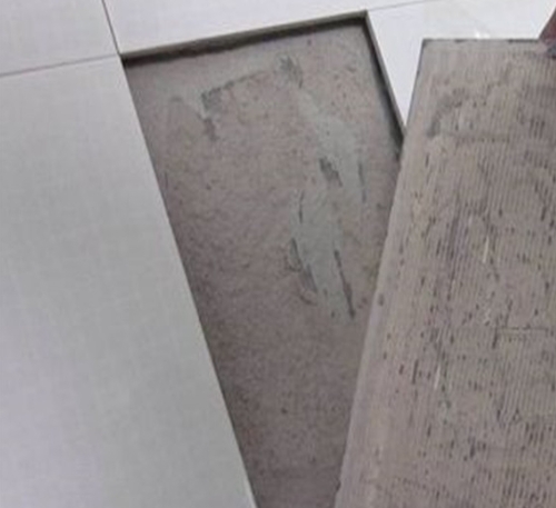 甘德瓷砖空鼓维修公司分享瓷砖铺贴时如果打浆（即涂抹在瓷砖背面和基层上的砂浆或瓷砖胶）过少，会带来以下问题